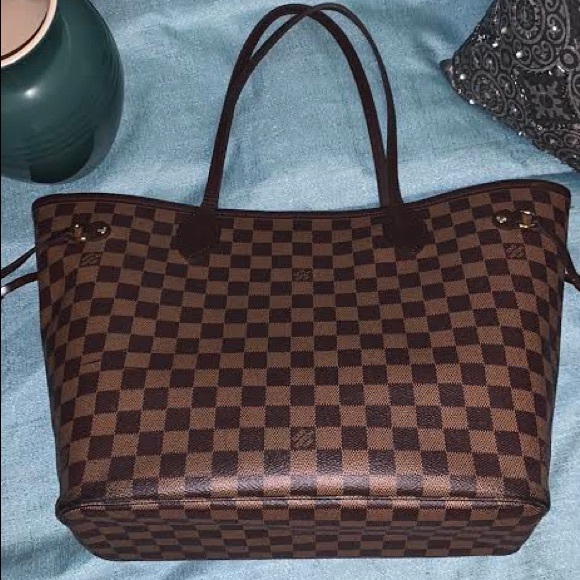 Showing Louis Vuitton Neverfull MM - Picture 3 of 4